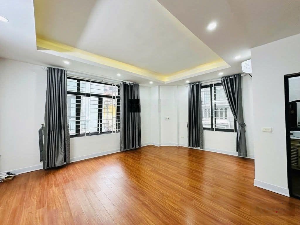 Chủ gấp bán Nhà 3 tầng 4 phòng ngủ ngay gần chợ Thủ Đức,100 ra Kha Vạn Cân