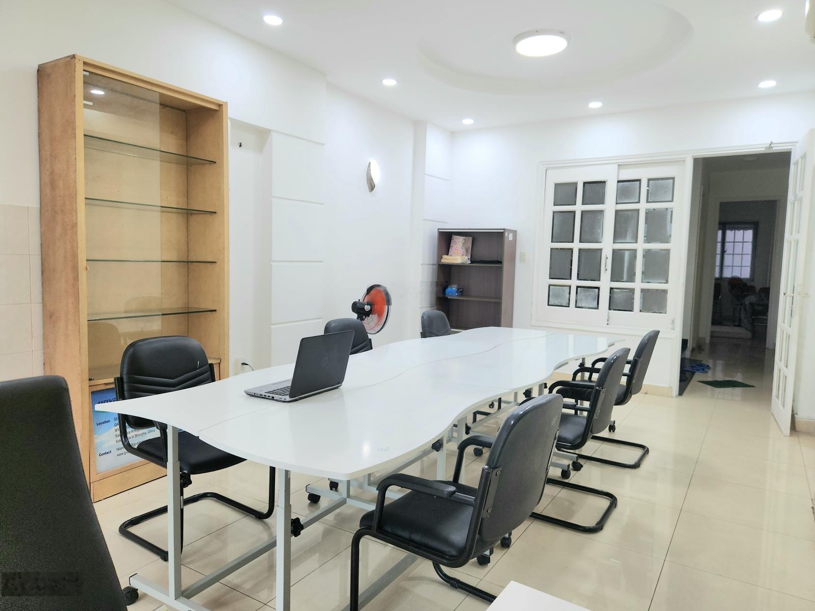 Cho thuê văn phòng cao cấp MT Xuân Hồng, 36 m2, giá ưu đãi hàng hiếm tại Tân Bình