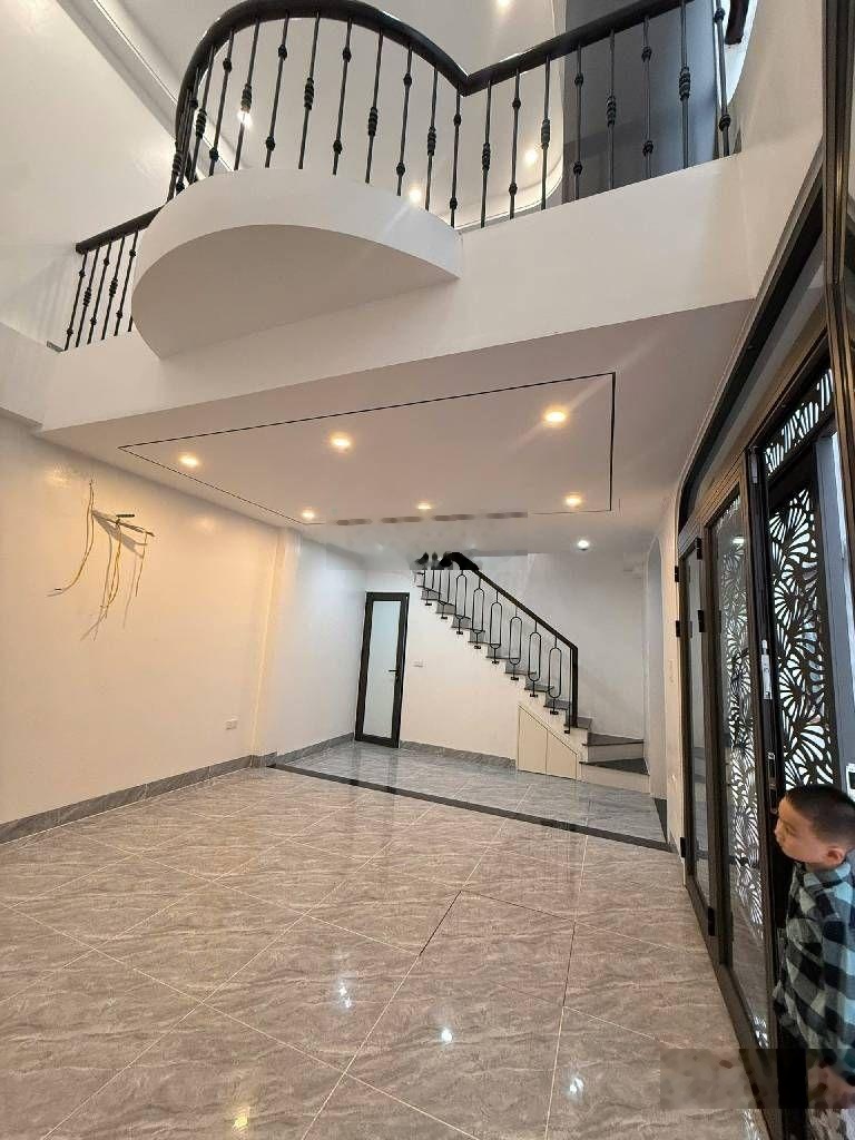 Giang biên - việt hưng - nhà 6 tầng - cách 10m ra mặt phố - 8,1 tỷ - ô tô đỗ gần ngày đêm