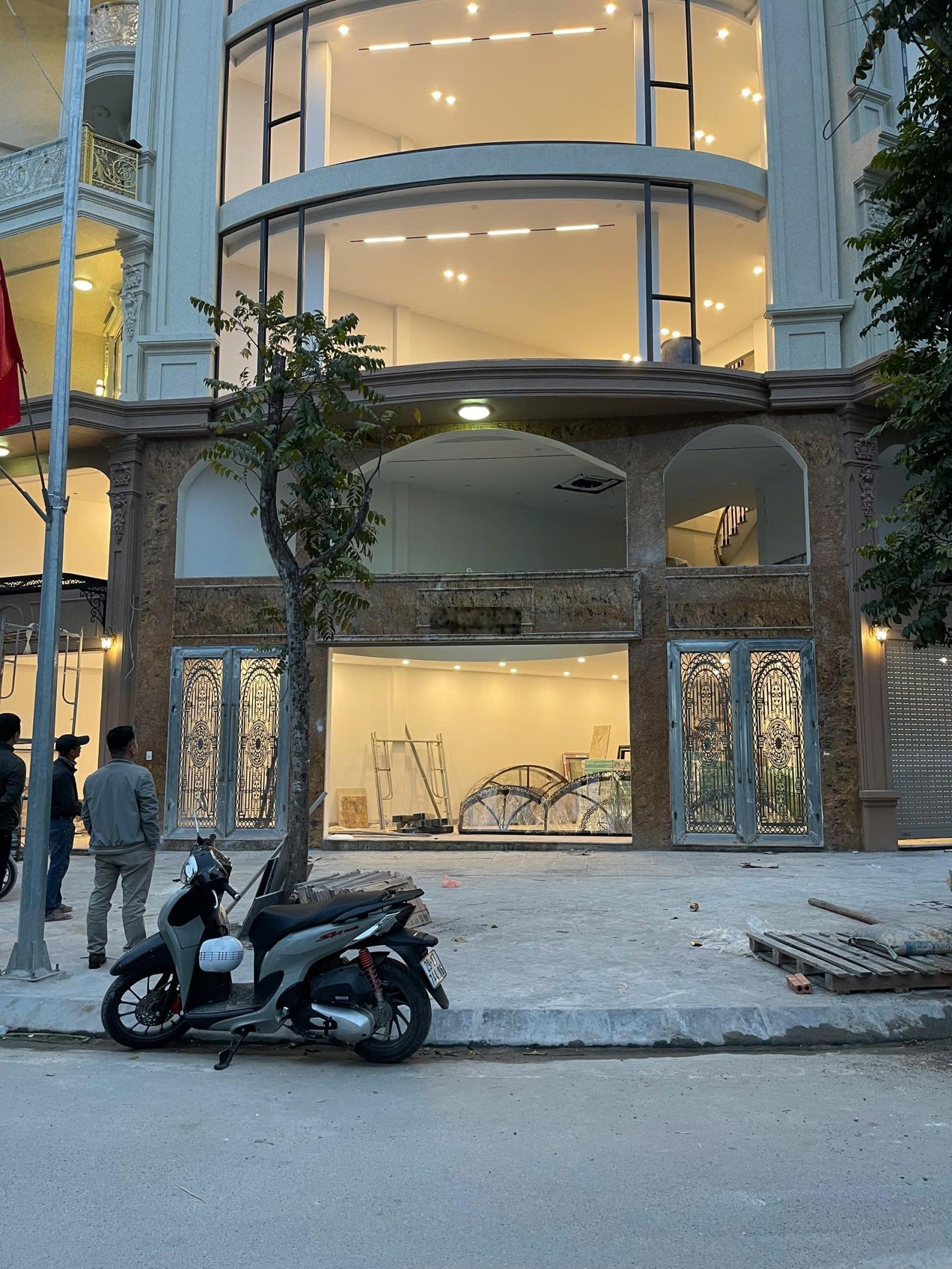 Nhà bát khối,long biên-ngã tư quyền lực bát khối - 6 tầng thang máy - vỉa hè mênh mông - kinh doanh