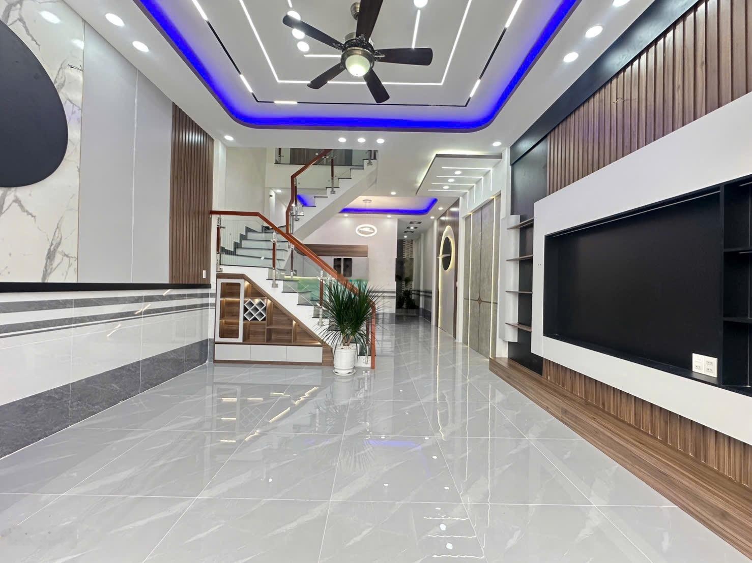 Bán nhà đường nhựa hoa vàng DT 5x23m, có 3PN ở buôn bán được. Gần chợ Mỹ Hạnh