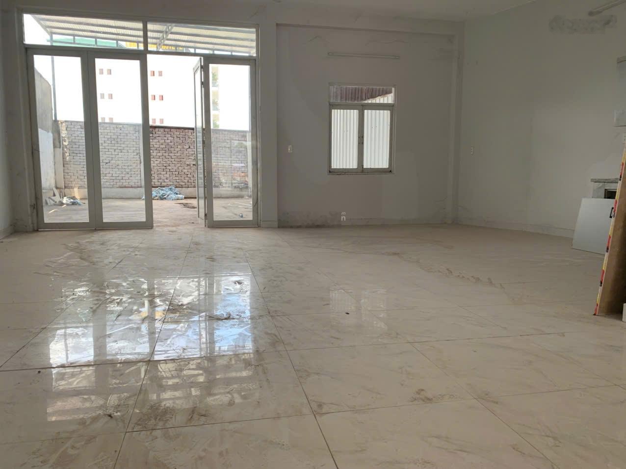 Tòa nhà số 526 mặt tiền đường Hoàng Hữu Nam. Vị trí siêu đắc địa, nằm đoạn tam giác vàng khu Bến Xe