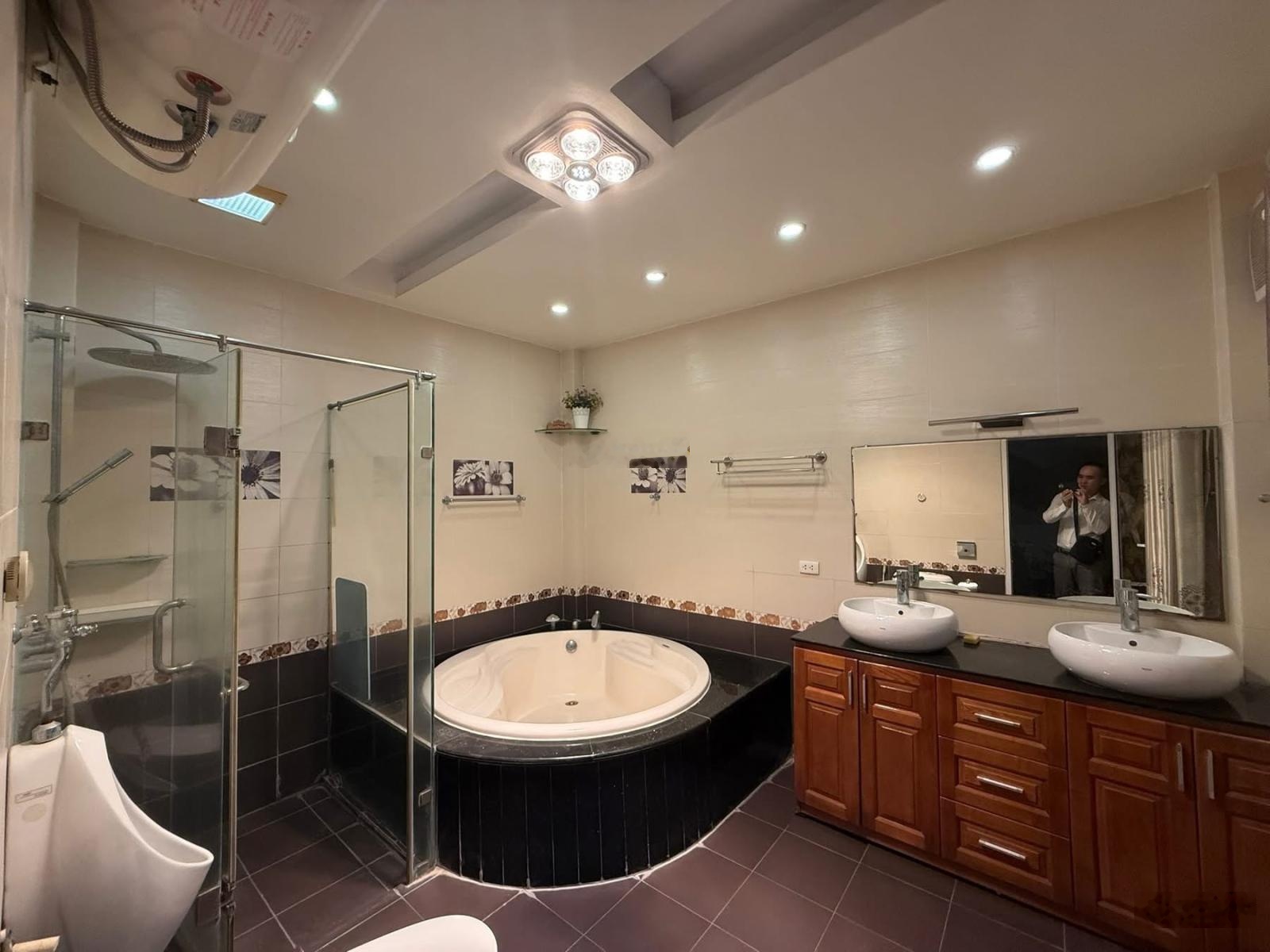 Toà nhà 7t thang máy cách mặt phố ngọc hà 30m ngõ vf3 đỗ cửa, dt 56m mt 4,1m hai mặt thoáng 18tỷ