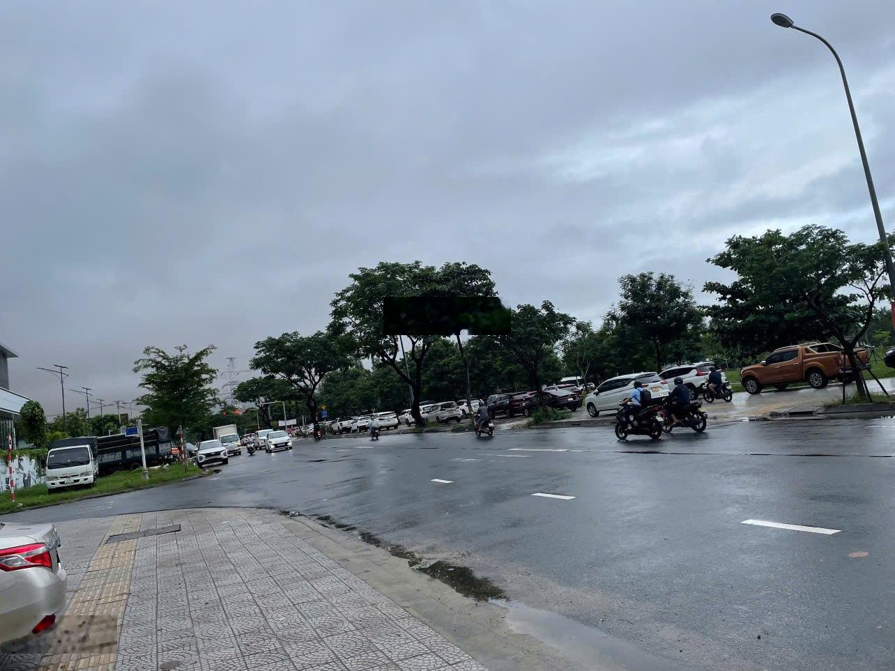 cho thuê đất 3 mặt tiền 2100m2 đường 15m Hòa xuân