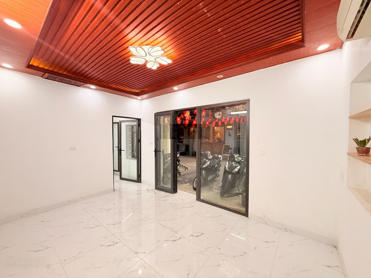 Nhà gía rẻ 3.75 tỷ khu Đê La Thành, Kim Mã - 50m2 2 Ngủ 1 WC - Có sân để xe - Ở luôn!