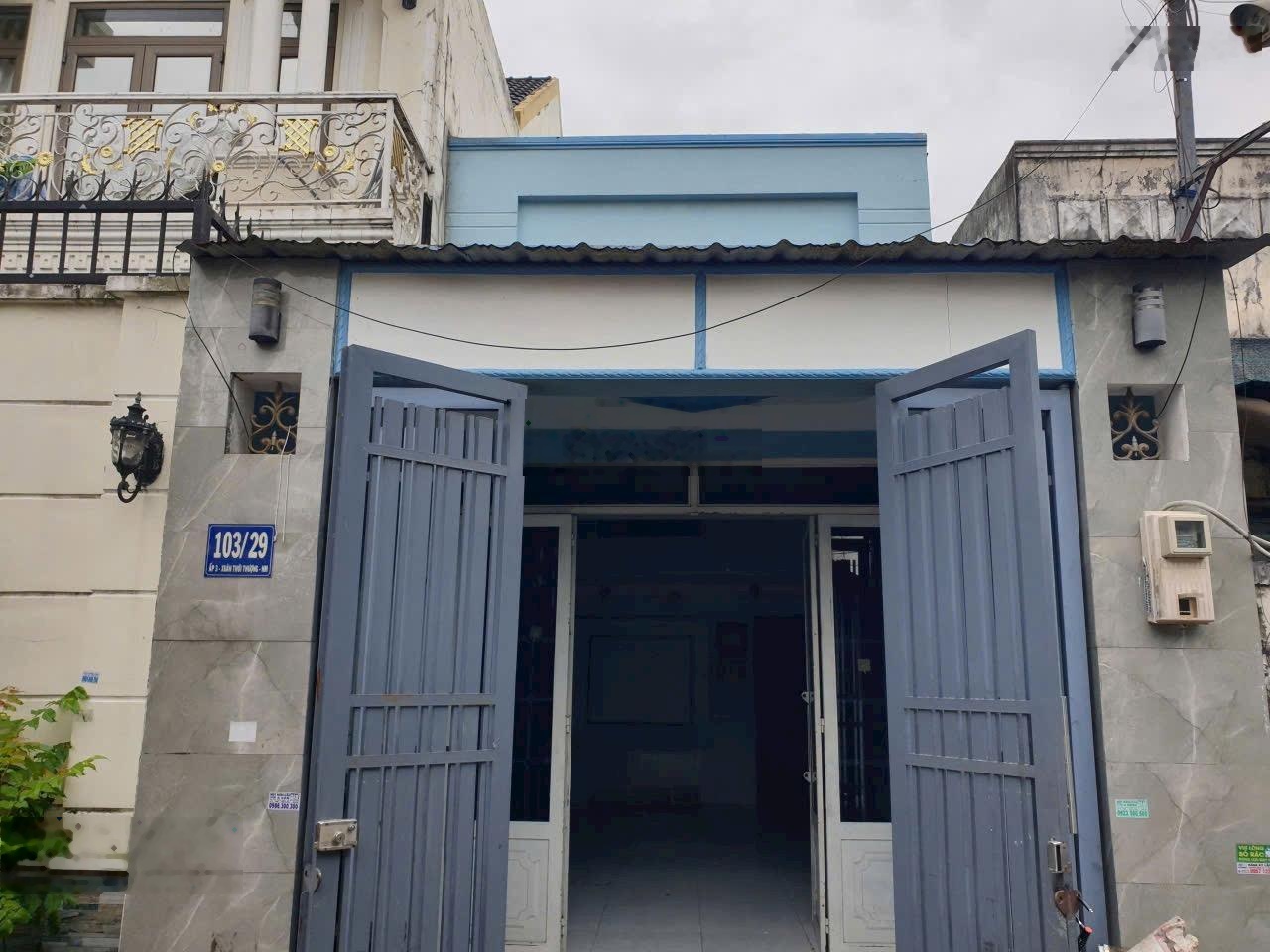 Nhà hẻm xe hơi thông, gần ngã 5 chợ đầu mối Hóc Môn thuộc xã Xuân Thới Thượng (cũ), Hóc Môn