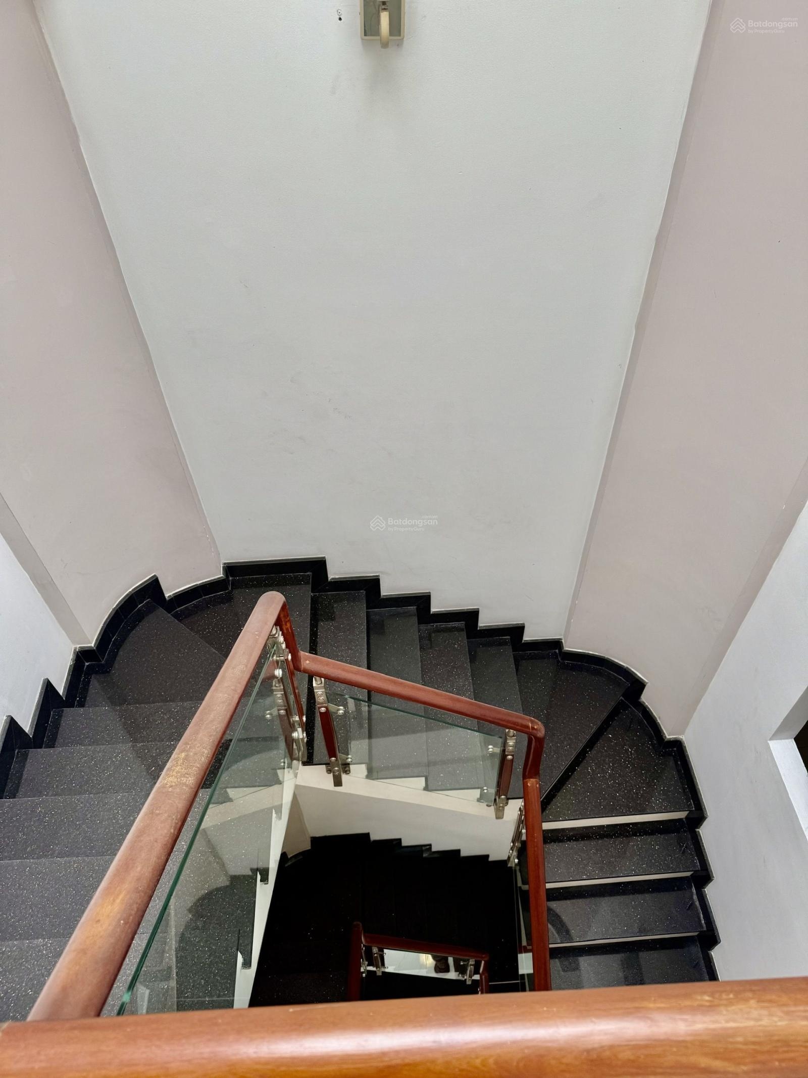 Nhà hẻm xe hơi 8m Lê Thận_ thông Tô Hiệu_ Tân Phú, Dt: 4mx19m, nhà 1 trệt 3 Lầu còn đẹp