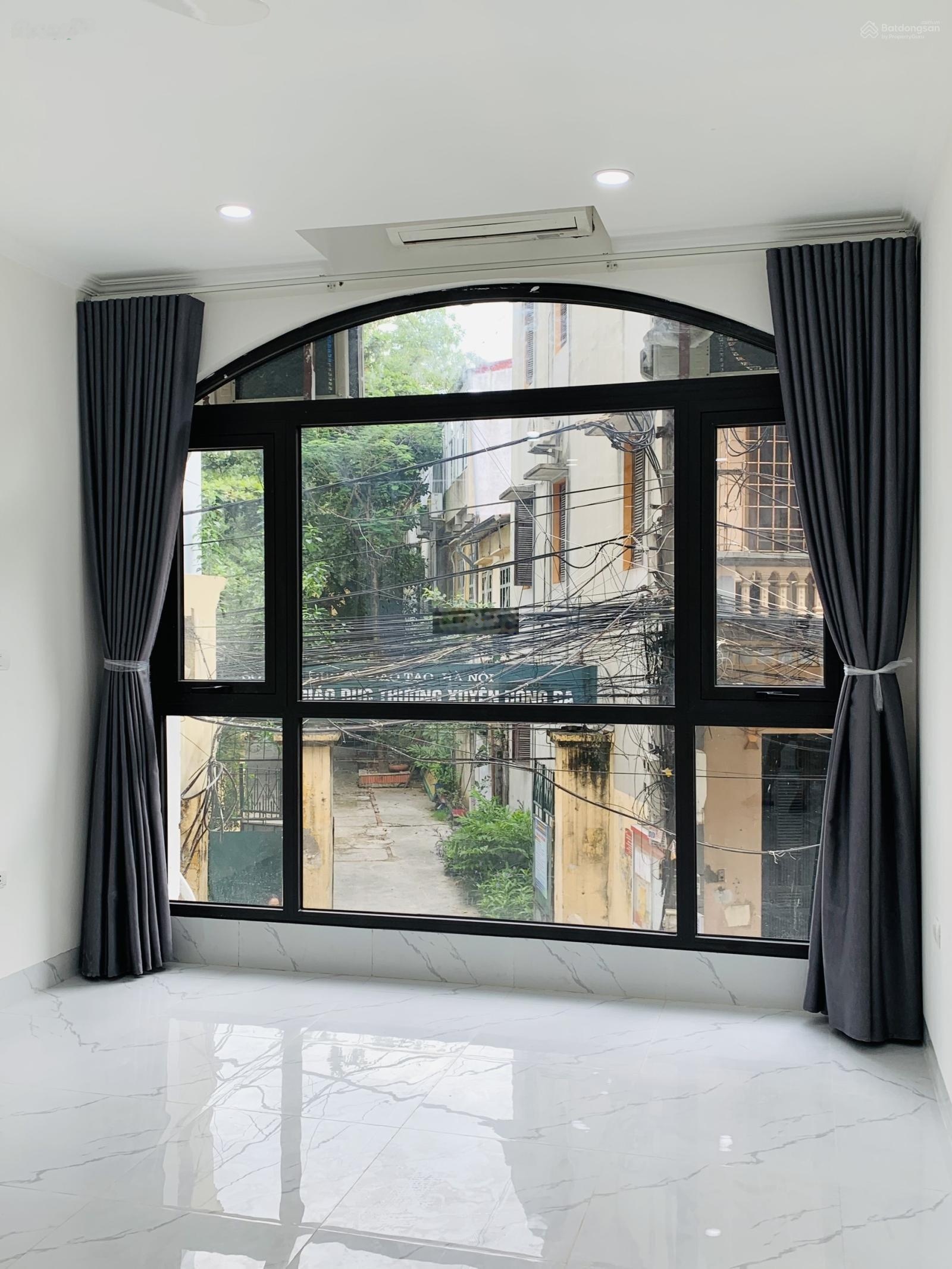 Nhà mặt hồ Hoàng Cầu 50m2x5T MT4m vị trí đẹp tiện KD, nhà sạch sẽ đủ điều hòa có sân để xe giá 24tr