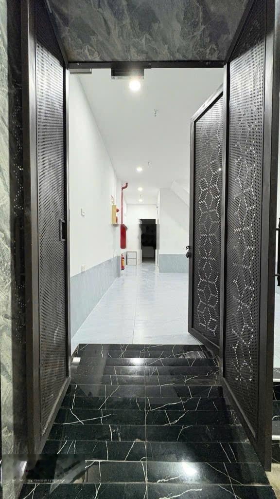 #nhỉnh 10 tỷ - nhà dòng tiền kim đồng - giáp bát - lô góc 43m 6 tầng thang máy