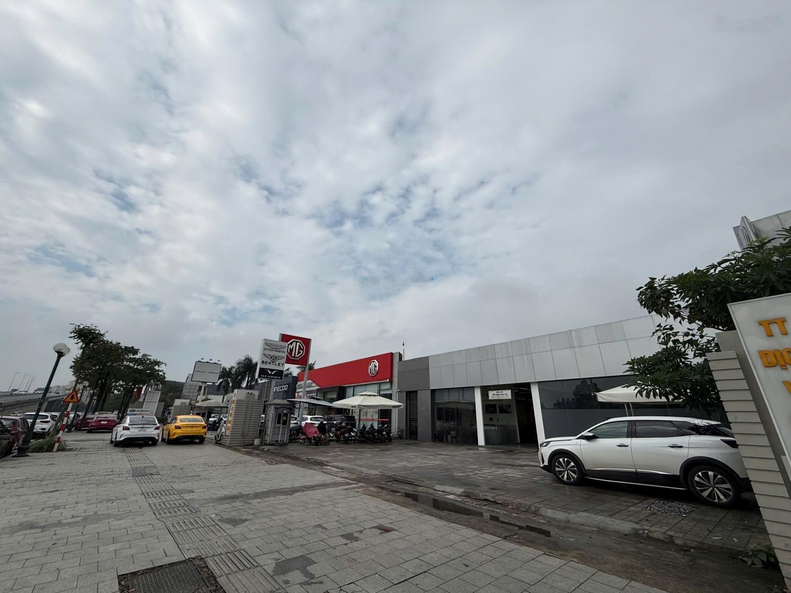 Cho thuê nhà mặt phố Nguyễn văn Cừ 900m2 1 sàn, vị trí kinh doanh siêu hót. giá 300 thương lượng.