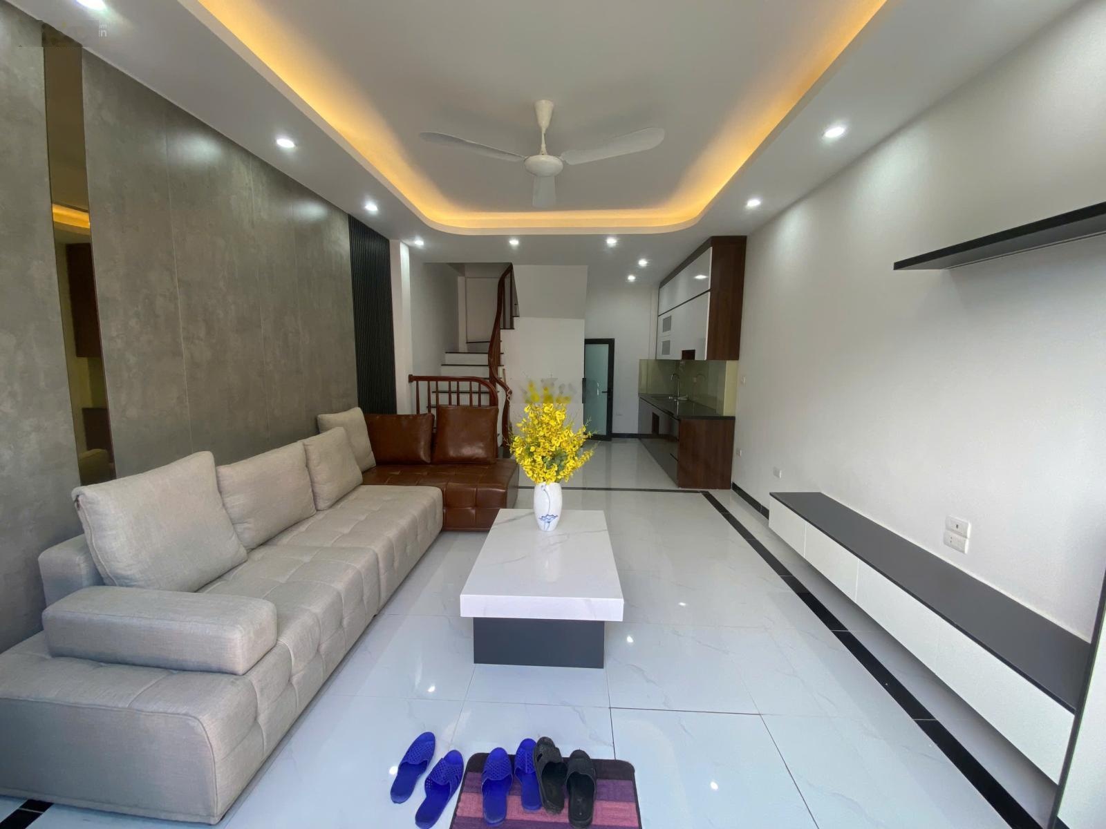 Bán nhà chúc sơn, ô tô vào cửa. 200m ra quốc lộ 6. lô góc. dt 32m2, 4 tầng. giá 3,85 tỷ