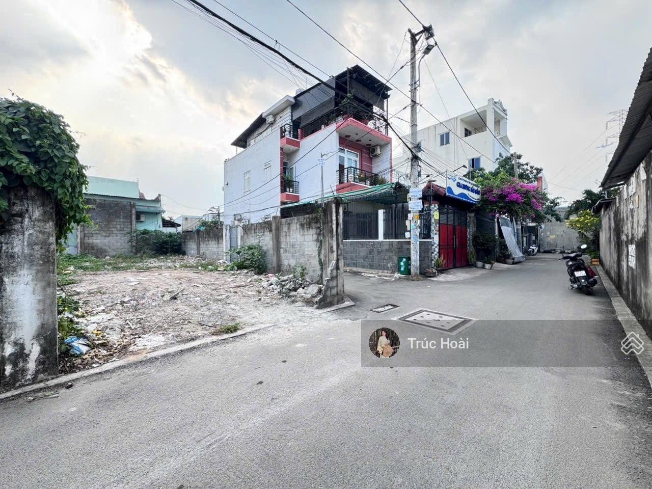 Hơn 100m2-ngang 5.8m2-lô đất góc 2 mặt tiền-cực thoáng-đường ô tô thông-gần chợ thủ đức-khu dân trí