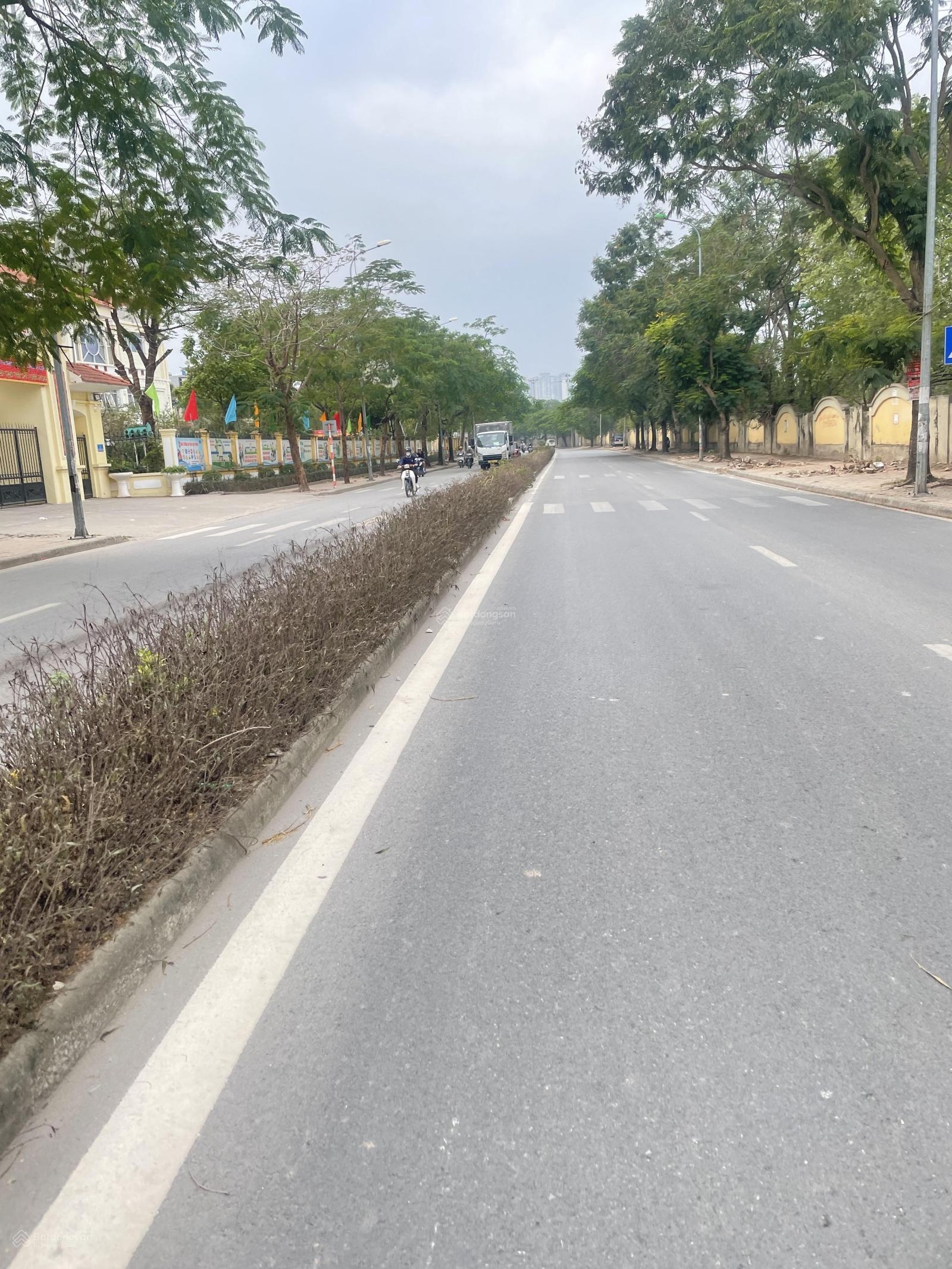 Nhà mình cần bán 103m2 đất ở - ô tô vào trong đất, mảnh vuông, view thoáng rộng, cách Linh Đàm 90m