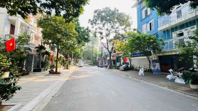 Chủ bán Biệt thự KĐT Yên Hoà. DT 204m x 5 tầng. MT 15m. SĐCC .LH: 0964769634