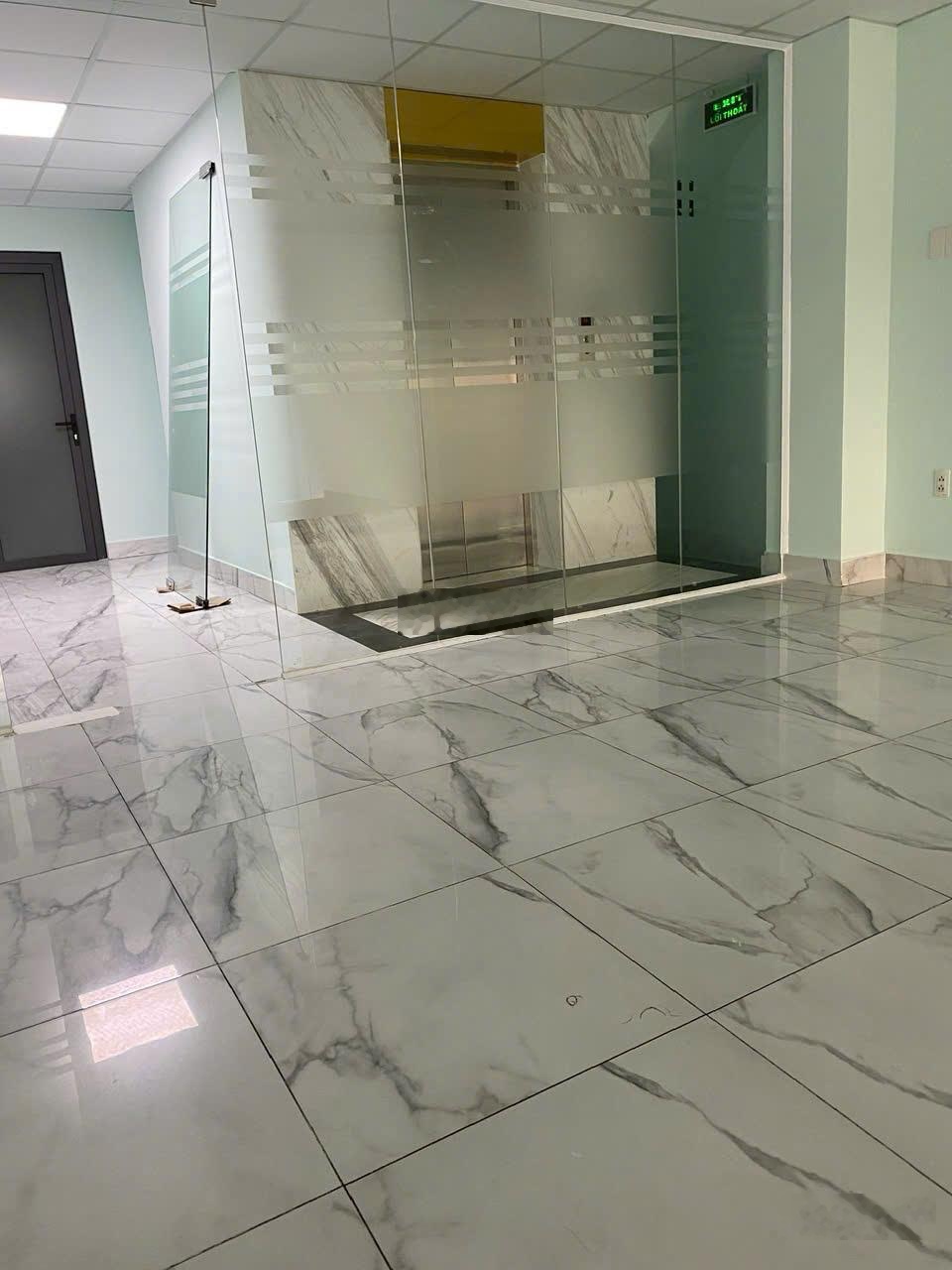 Tòa nhà văn phòng 6 tầng Trung Tâm Quận 3 có thang máy thang bộ cuối nhà, PCCC đầy đủ