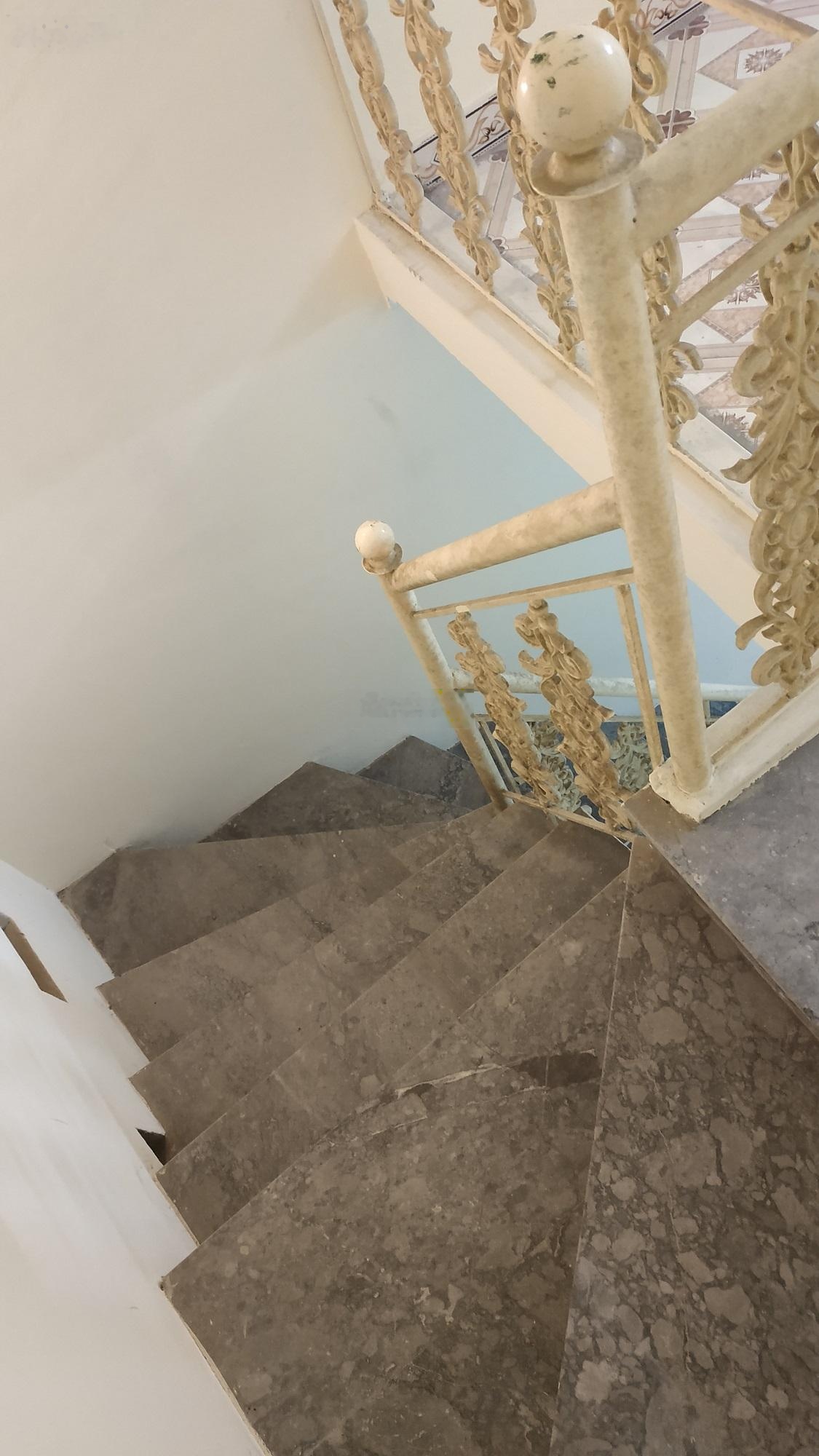 Nhà riêng 2 tầng, có sân chung rộng, gần trung tâm