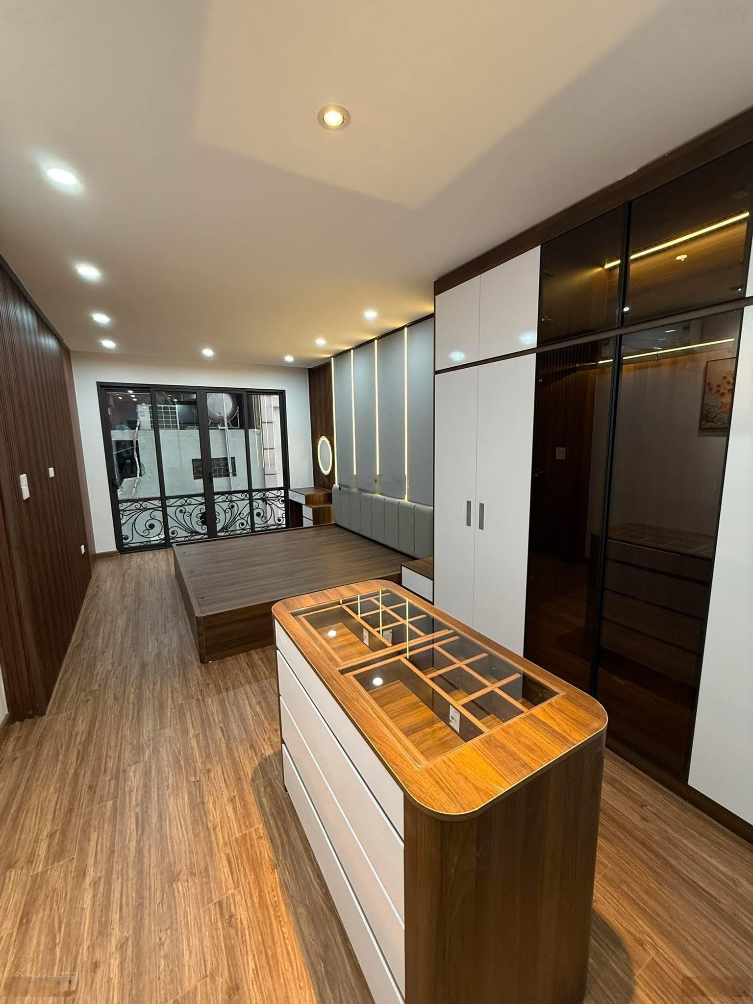 Tôn đức thắng đống đa - em ruột mặt phố - gần vành đai 1- 6 tầng thang máy - 2 thoáng -sân vườn bb