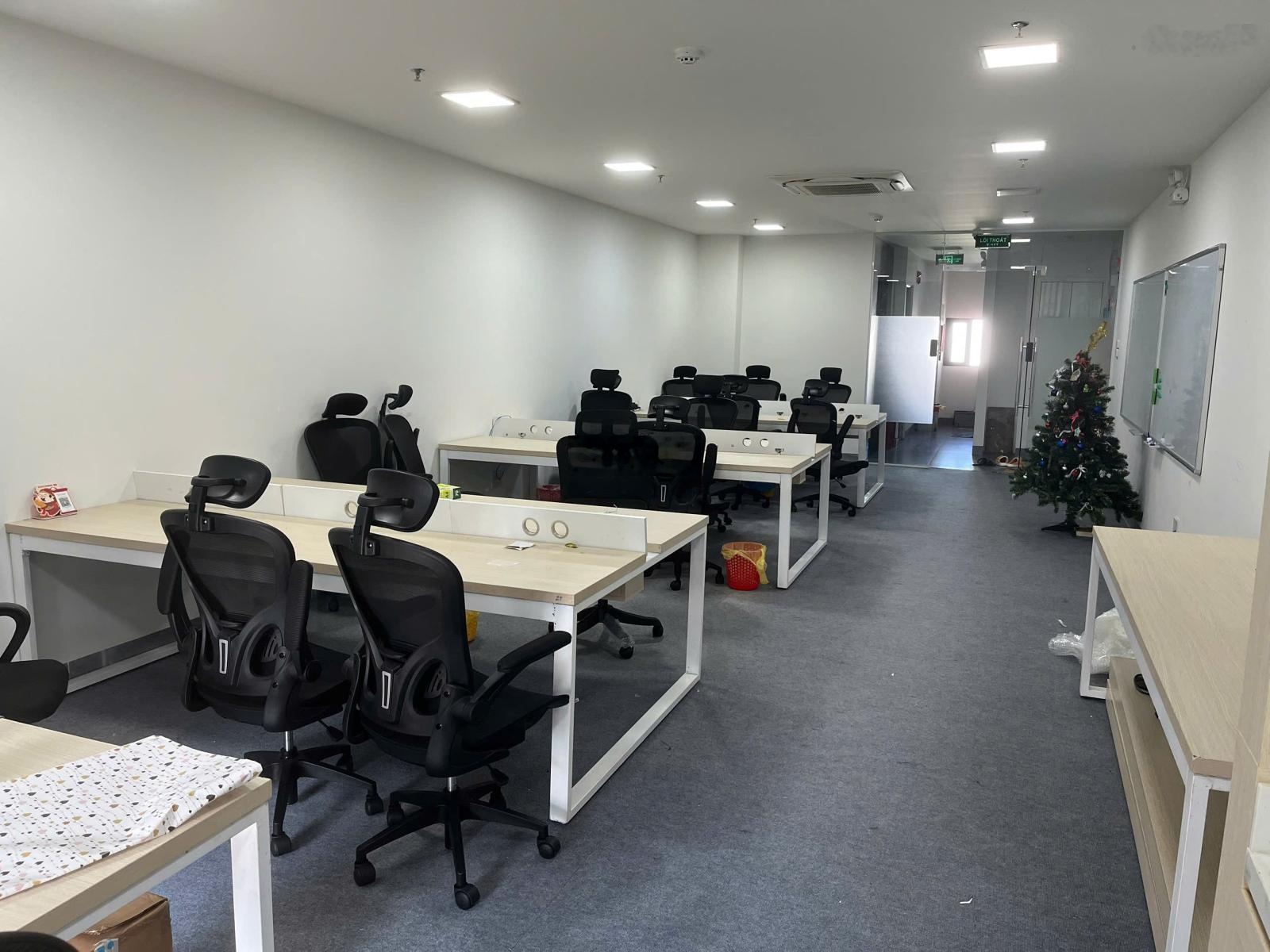 Văn phòng 100m2 đã setup bàn ghế, đường Trần Hưng Đạo, giá 18tr/tháng