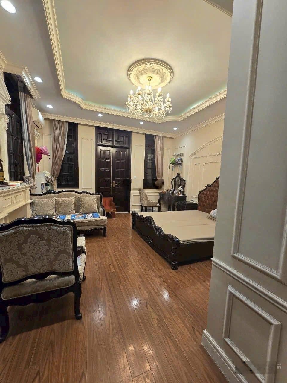 Bán nhà lô góc Nguyễn Văn Huyên, diện tích 72m mặt tiền 5.5m cách mặt phố 20m giá 17.6 tỷ có TL