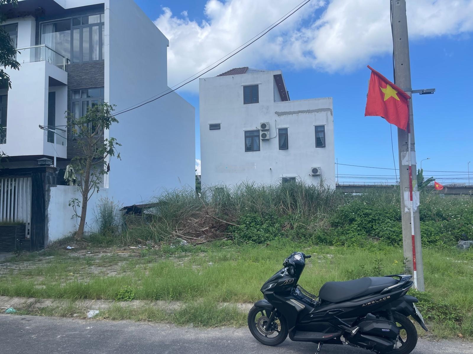 Đất biệt thự mặt tiền: Trần Sâm. DT: 180m2 vị trí đẹp