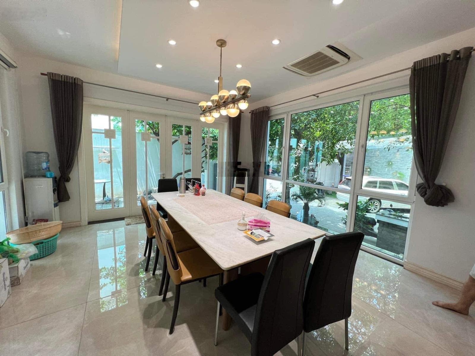 Chính chủ bán biệt thự Vườn Đào - nội thất nhập ý - view vườn hoa. 386m2 - giá 230 tỷ