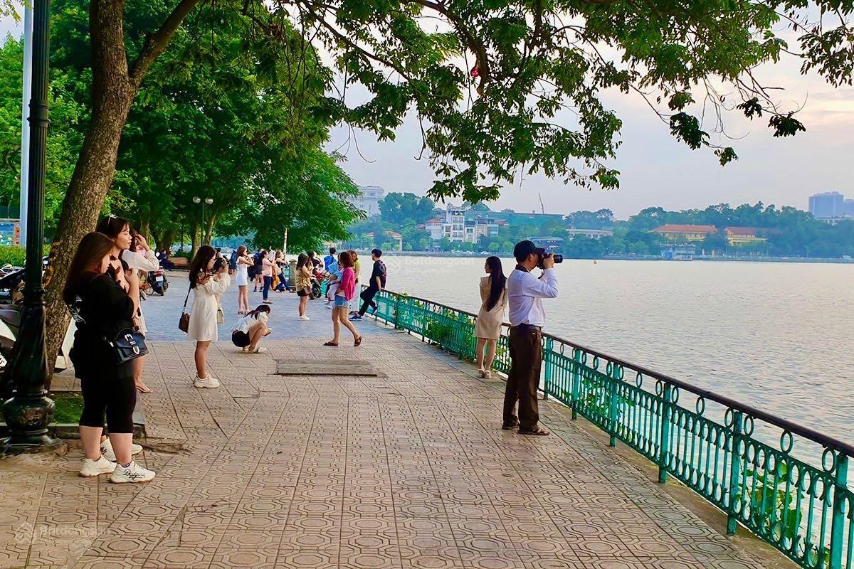Cần Bán Nhà Mặt Phố Nguyễn Đình Thi, Tây Hồ. DT sổ đỏ 400m2 x MT 18m. Vị trí đẹp, Ôm Trọn View Hồ