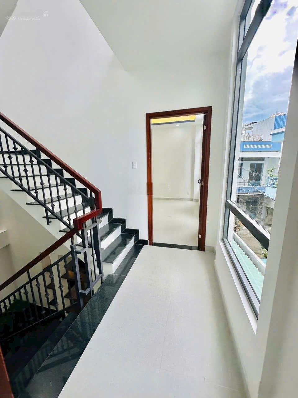 Nhà mới xây 100% góc 2 MT đường 10m, 5,2 x 15,35m nở hậu 6,25m 3 tấm - thông ra Tên Lửa chỉ 1 phút