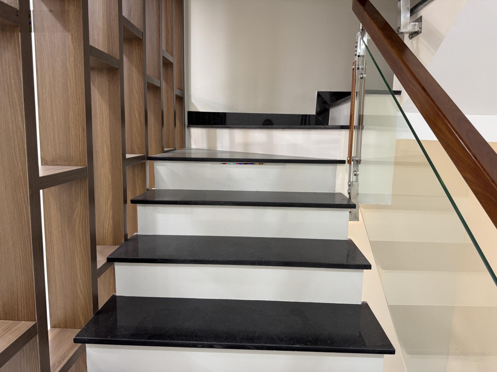 Bán Nhà Một xec dương thị mười dt 4x14 trệt lững hai lầu trên sân thượng giá 6tỷ lh 0919147835