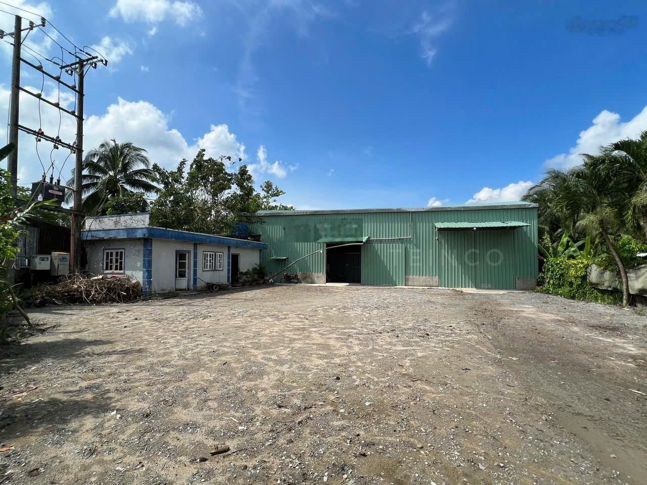 Kho xưởng bãi 2.000 m² kho xây dựng 1.200 m² có trạm điện 3 pha, mặt tiền đường Quốc Lộ 1A