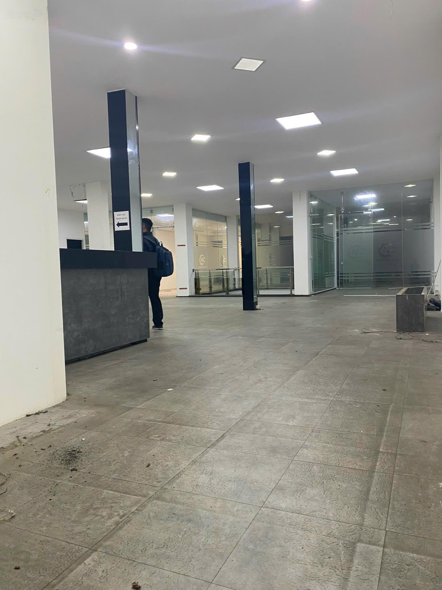 Cho thuê nhà mặt phố Trung Kính, Diện tích 70m2 x 5 tầng, Mt 4,5m thông sàn, thang máy