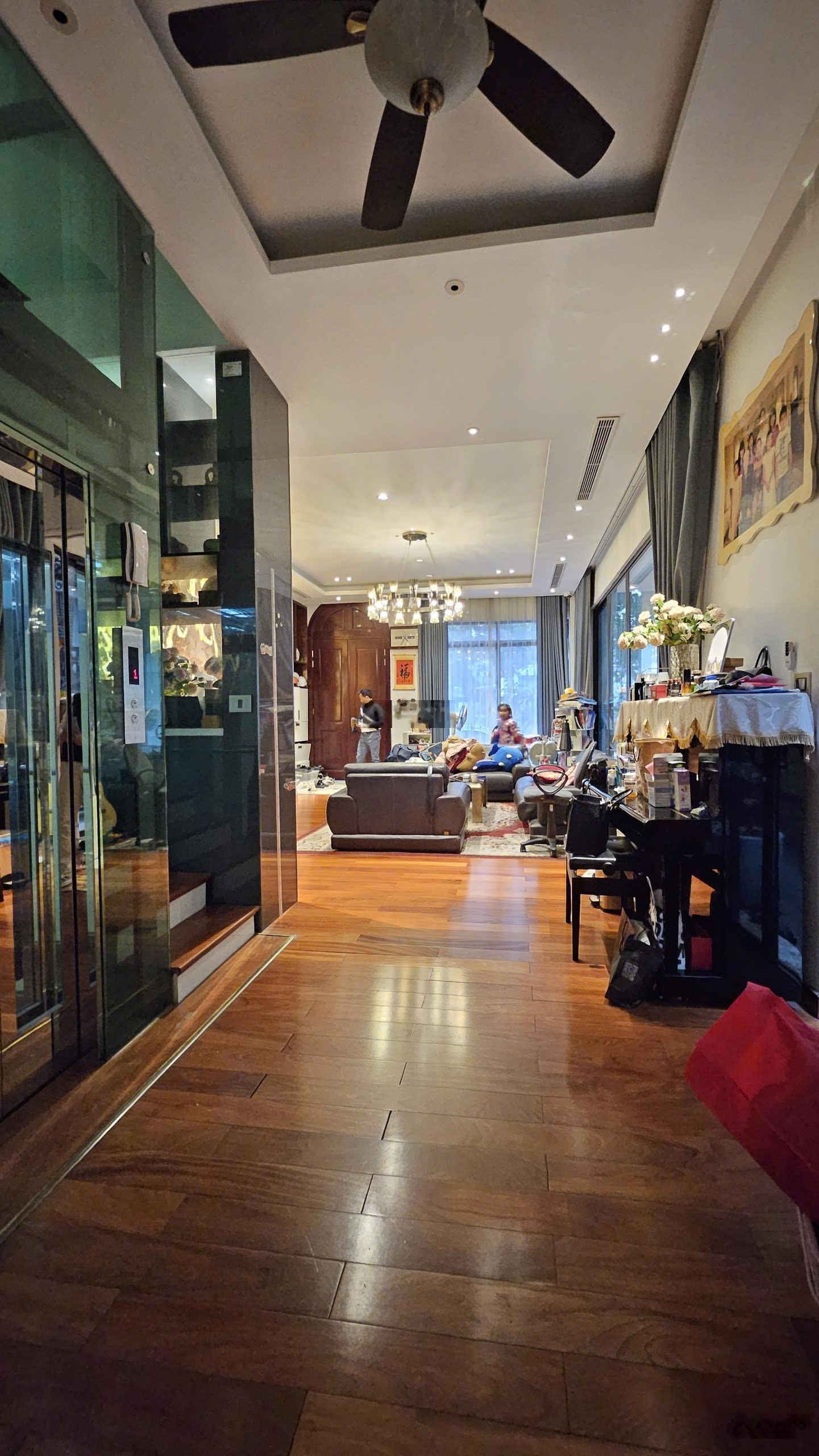 Bán biệt thự Vinhomes Green Bay 150m2. 1 Hầm + 4,5 nổi. Lô Gần Góc ra Lương Thế Vinh.