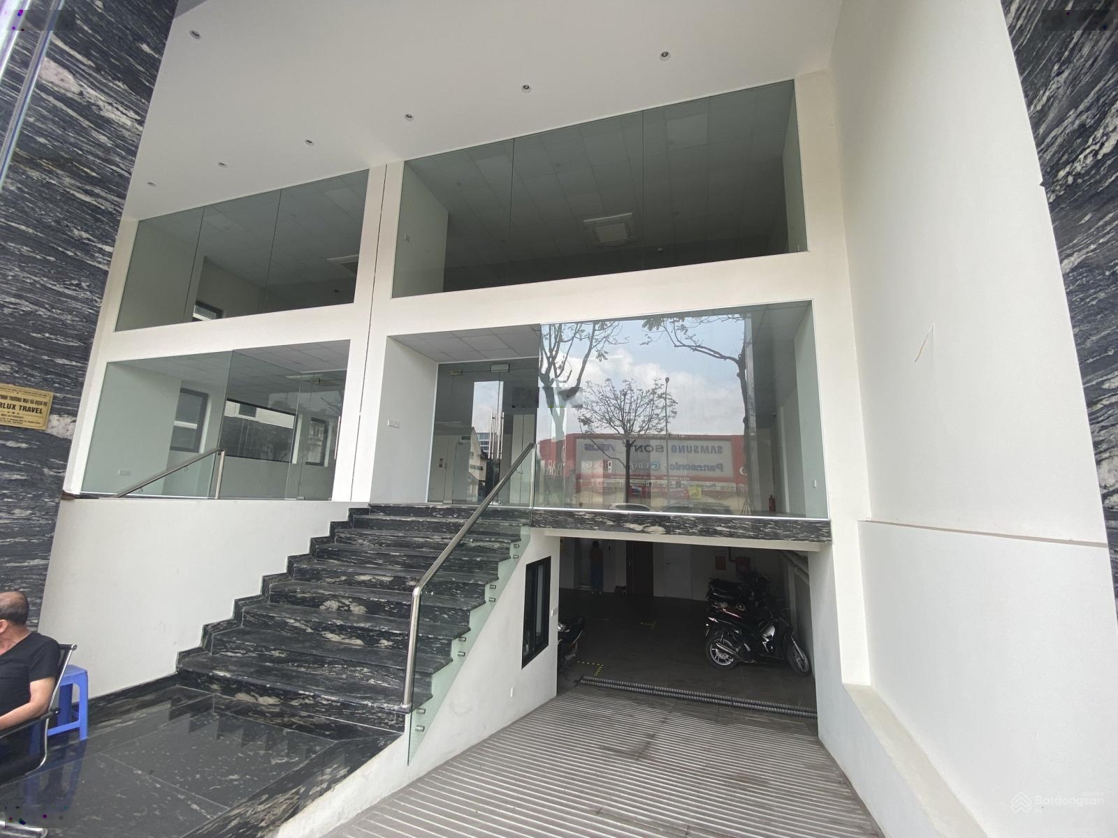 Cho thuê sàn văn phòng mặt phố Đê La Thành, DT 300m2 x 2 tầng, thang máy, hầm, pccc đủ