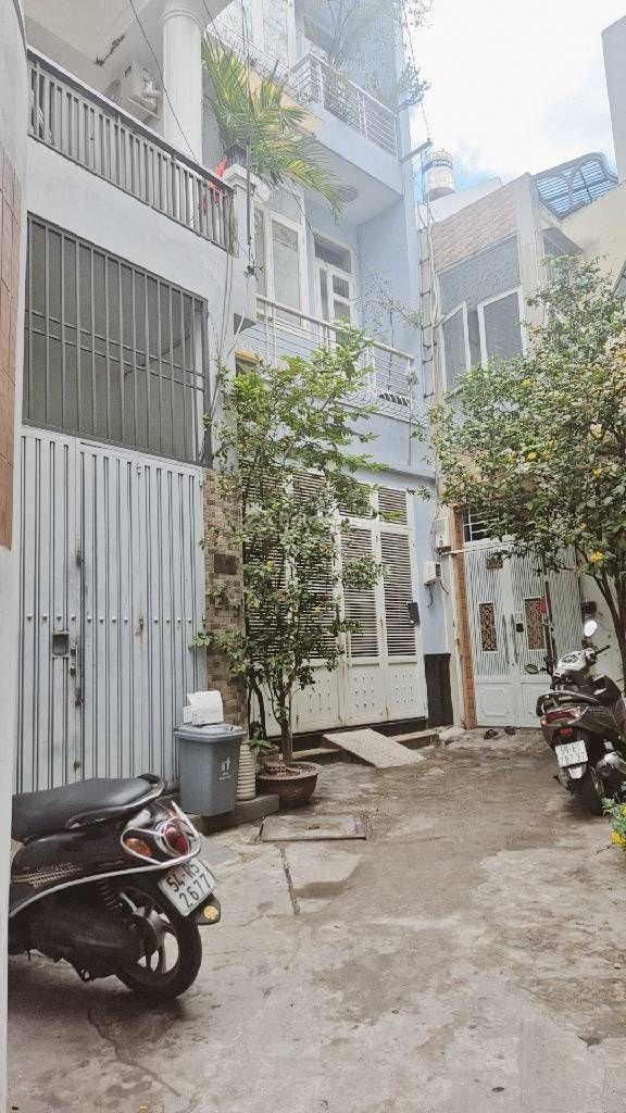Sân trước nhà rộng - 3 tầng - 54m2 - 20m ra hẻm xh nở hậu - 6,x tỷ