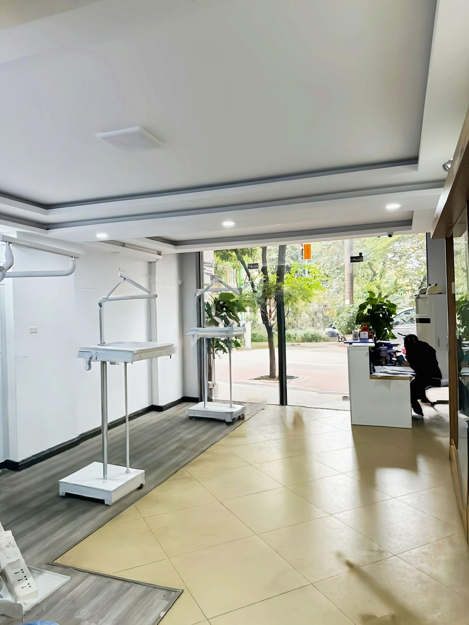 Bán Toà Nhà Văn Phòng tại Phố Phương Mai, Đống Đa DT 65m2, 8Tầng MT5.7m view hồ, vỉa hè 4m,