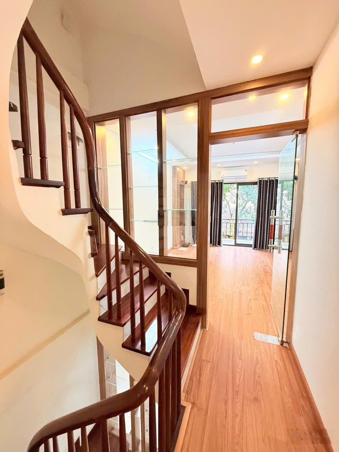 Bán nhà nguyễn văn huyên 40m x 5 tầng giá 11.5 tỷ - cách mp 50m