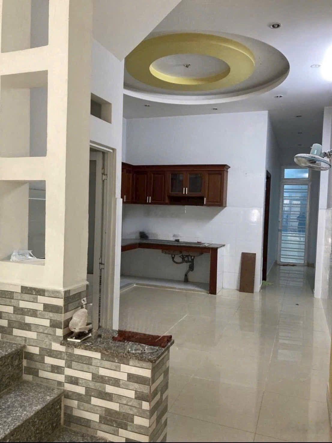 cho thuê 4x24m 1 trệt 1 lầu 4 PN ( 3 kín 1 hở) 3WC ô tô ngủ sân nhà Liên Khu 45,