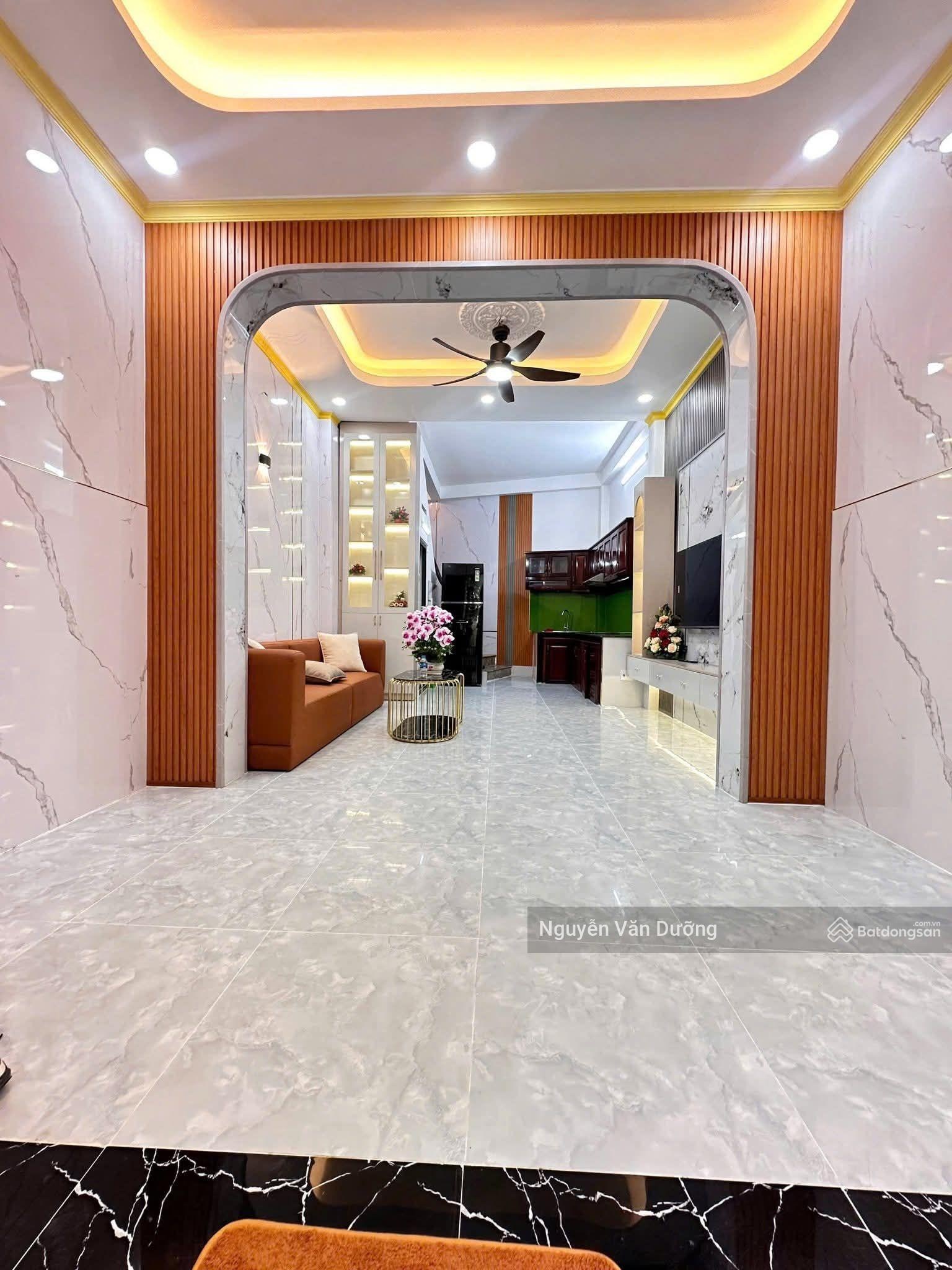 Nhà đẹp đầu xuân! Phố Chùa Láng, ngõ 3 gác thông, gần hồ, gần trường đại học, sân xe riêng, 38m2*5T