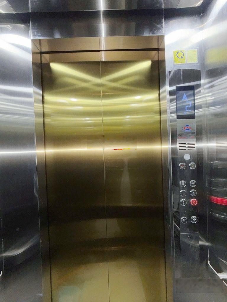 Chính chủ bán tòa chung cư mini - dòng tiền khủng- full nội thất - thang máy.trung tâm - phố thanh