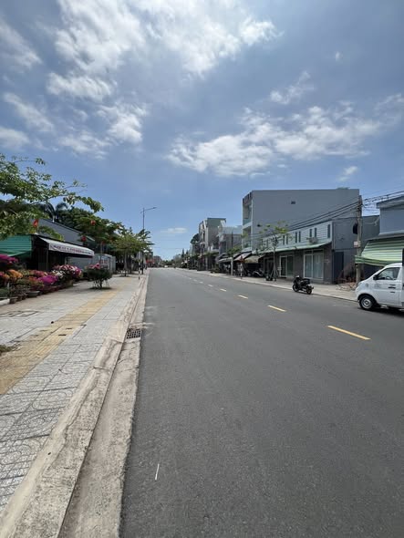 Bán biệt thự mặt tiền đường Võ Ngọc Chấn, Long Hương, Bà Rịa, giá 8.4 tỷ