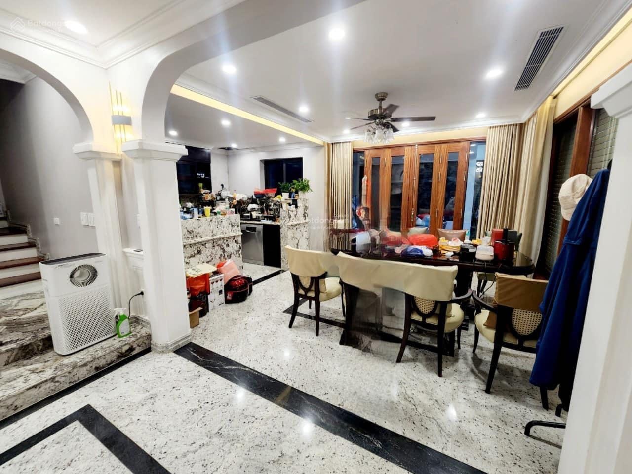 Cần bán gấp biệt thự KĐT Mỹ Đình Q. Nam Từ Liêm diện tích 200m2,4t ,4 mặt thoáng giá rẻ nhất 54 tỷ