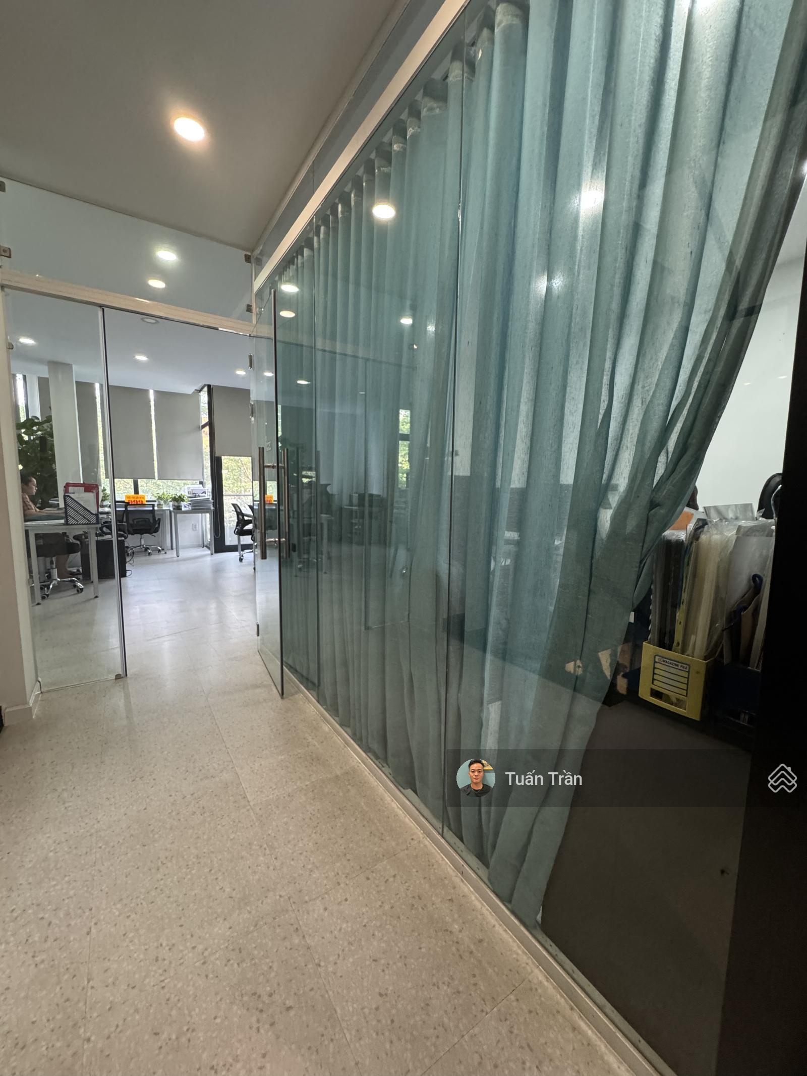 Cho thuê tầng hầm, trệt và lầu 1 trong toà VP mặt tiền Tạ Hiện. DT: 8x20m. Giá 42tr/tháng