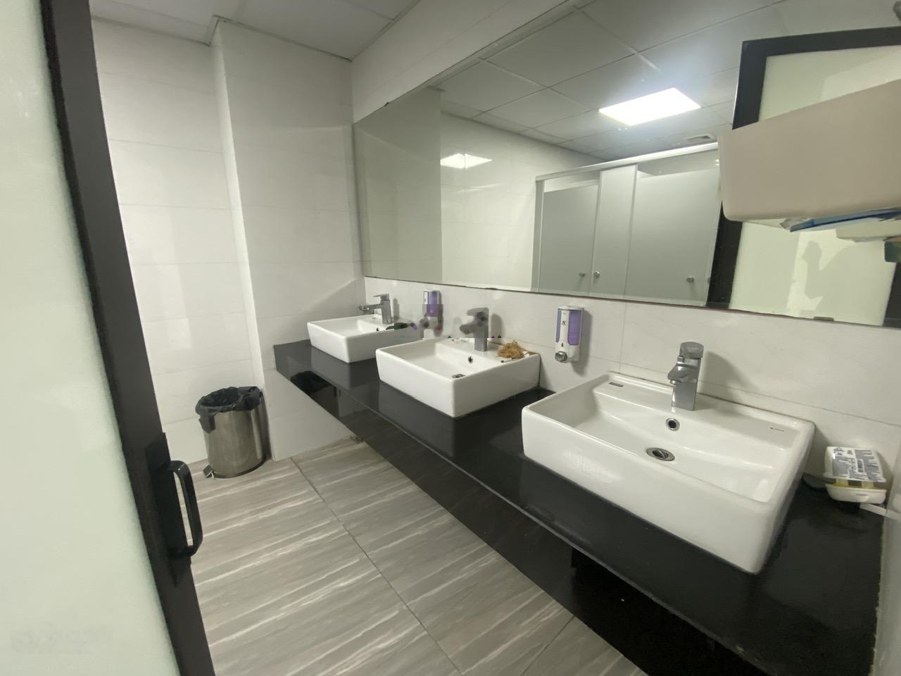 Cho thuê văn phòng giá siêu rẻ tại Võ Chí Công - Hoàng Quốc Việt - DT 80m2,200m2,280m2. Giá 180k/m2