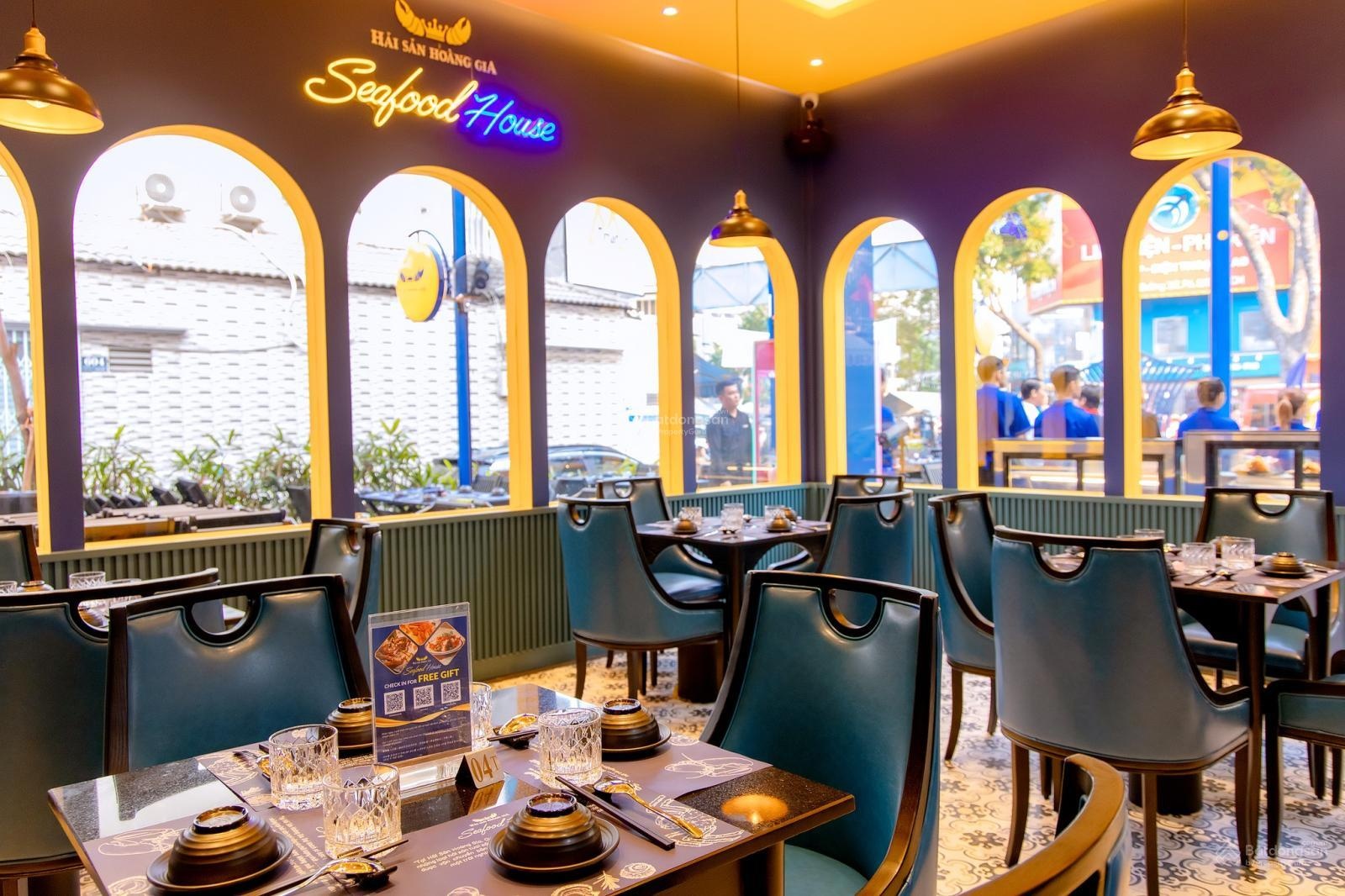 Hải sản Hoàng Gia - góc 3 mặt tiền đường 3/2 ngay Lý Thường Kiệt