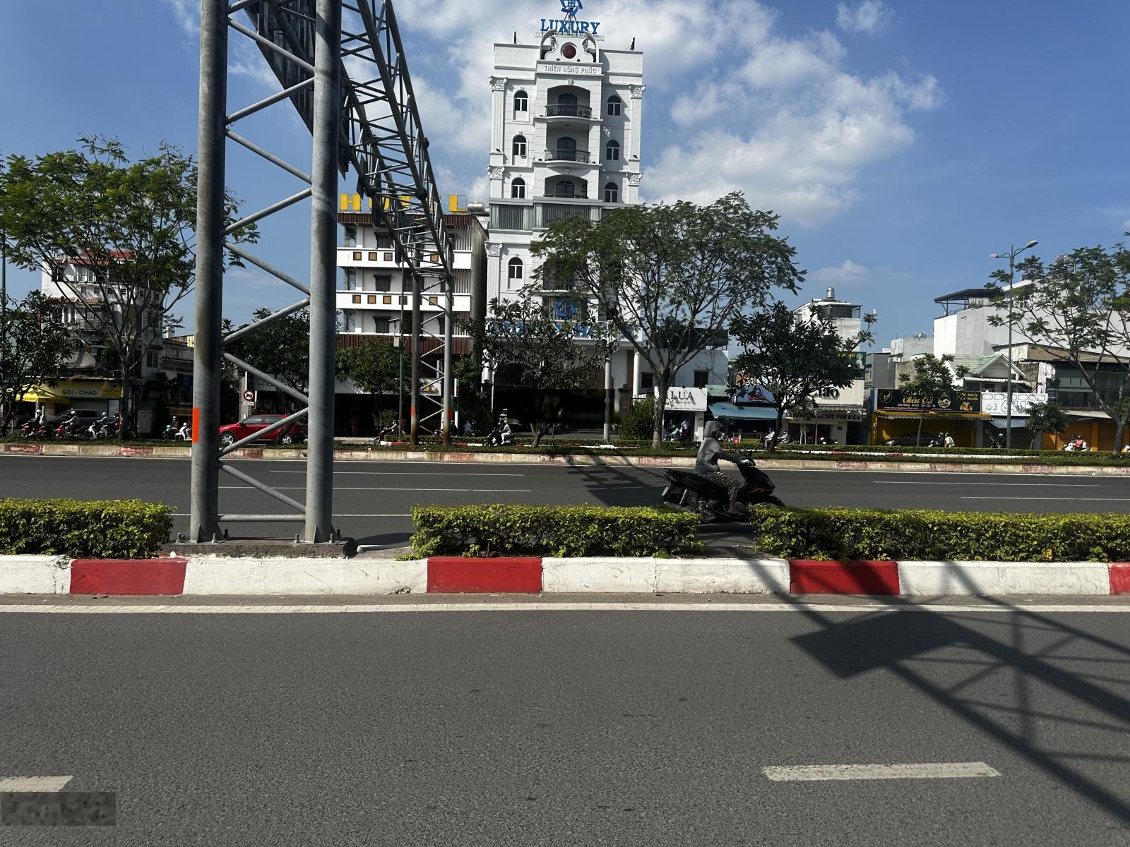 Đất Mặt Tiền Kinh Doanh 18 Phạm Văn Văn Đồng Gần White palace Cầu Vượt Bình Triệu DT: 456m2