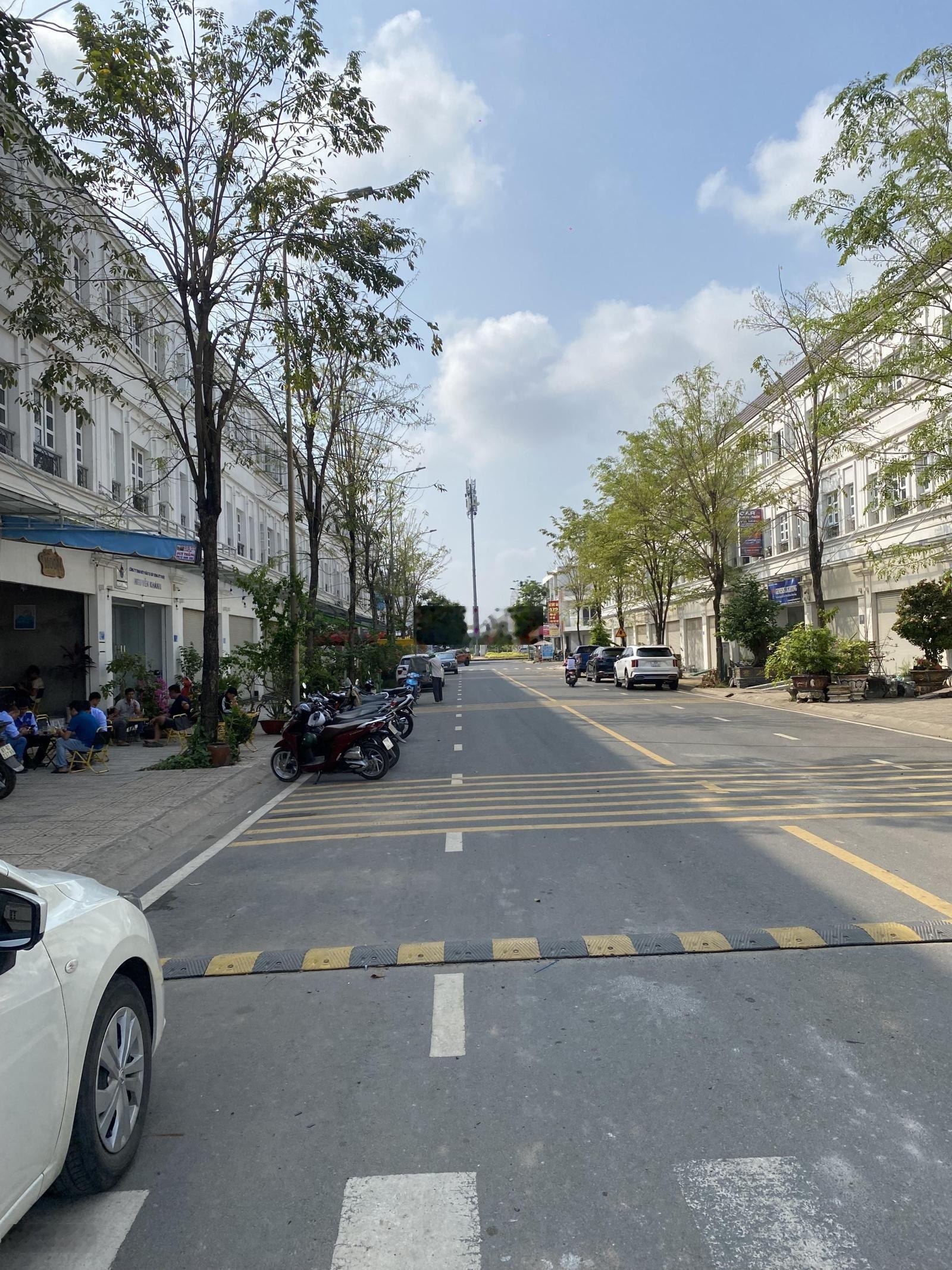 Bán nhà phố liền kề view đẹp tại Thăng Long Home Hiệp Phước, 6 tỷ, 135m2