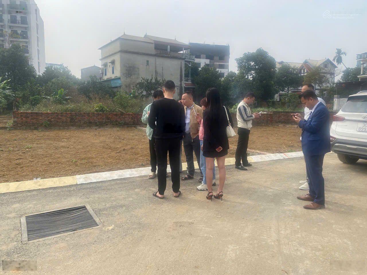 Bán lô góc 180m2 Tân Xã, Hòa Lạc, 2 mặt tiền ô tô vào đất