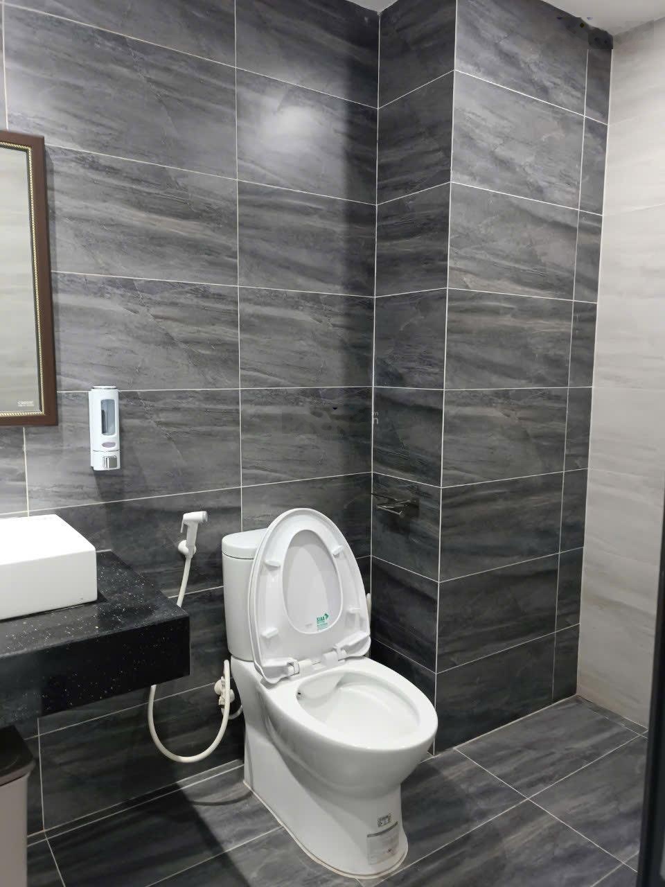 Chính chủ cho thuê nhà mặt phố Trung Hoà 70m2, 4,5 tầng giá 28tr