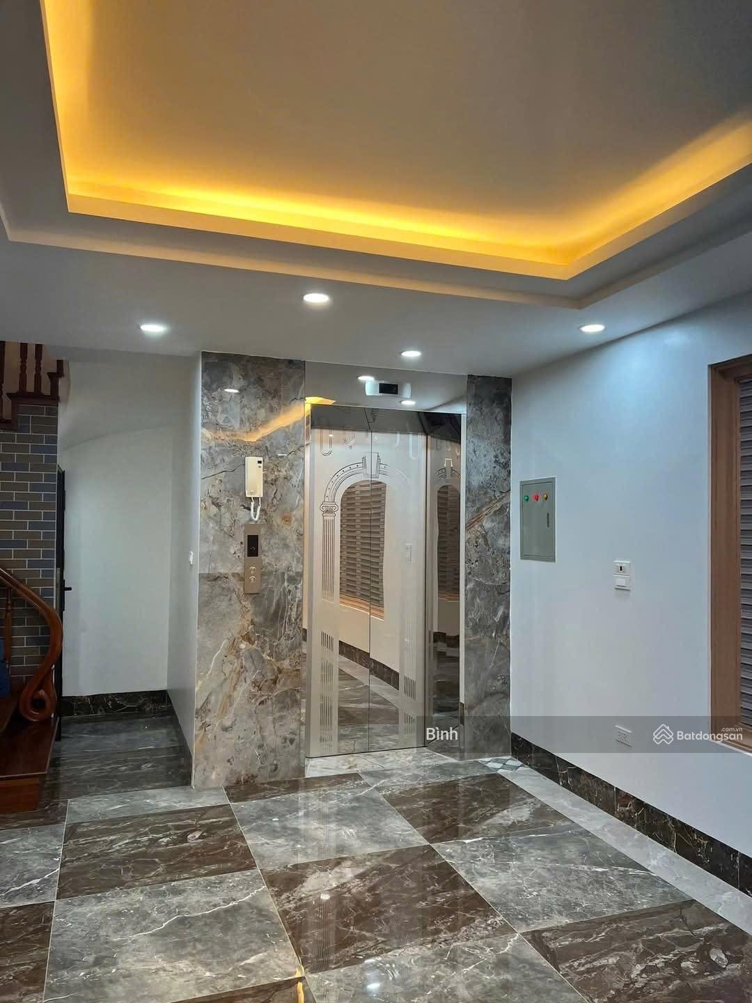 Cho thuê nhà MP Trần Khát Chân, DT 55m2x5 tầng, MT 6m, giá thuê 35tr, thông sàn, nhà mới, thang may