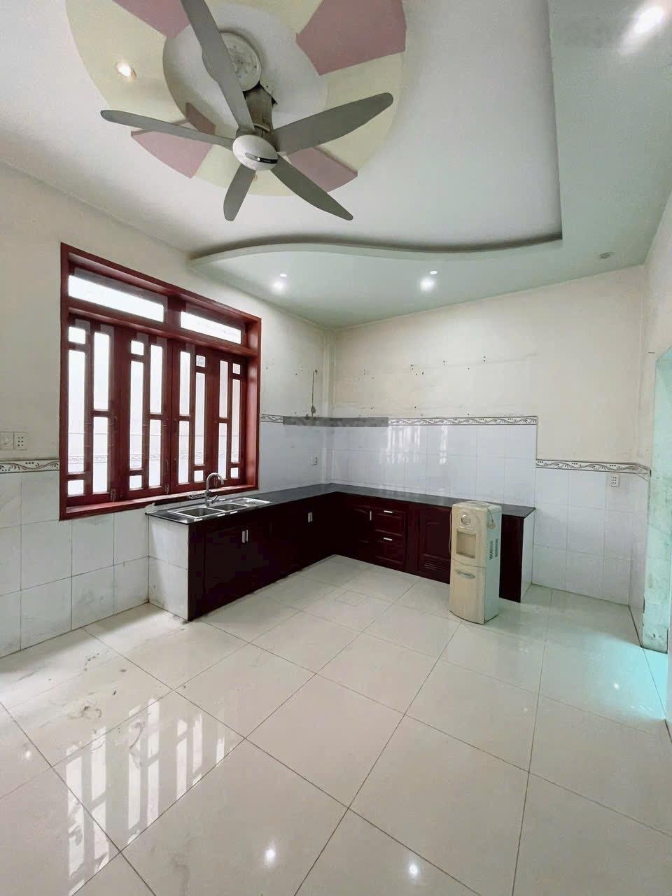 Cho thuê nhà mặt tiền kinh doanh gân hội trường đông hoà 120m2