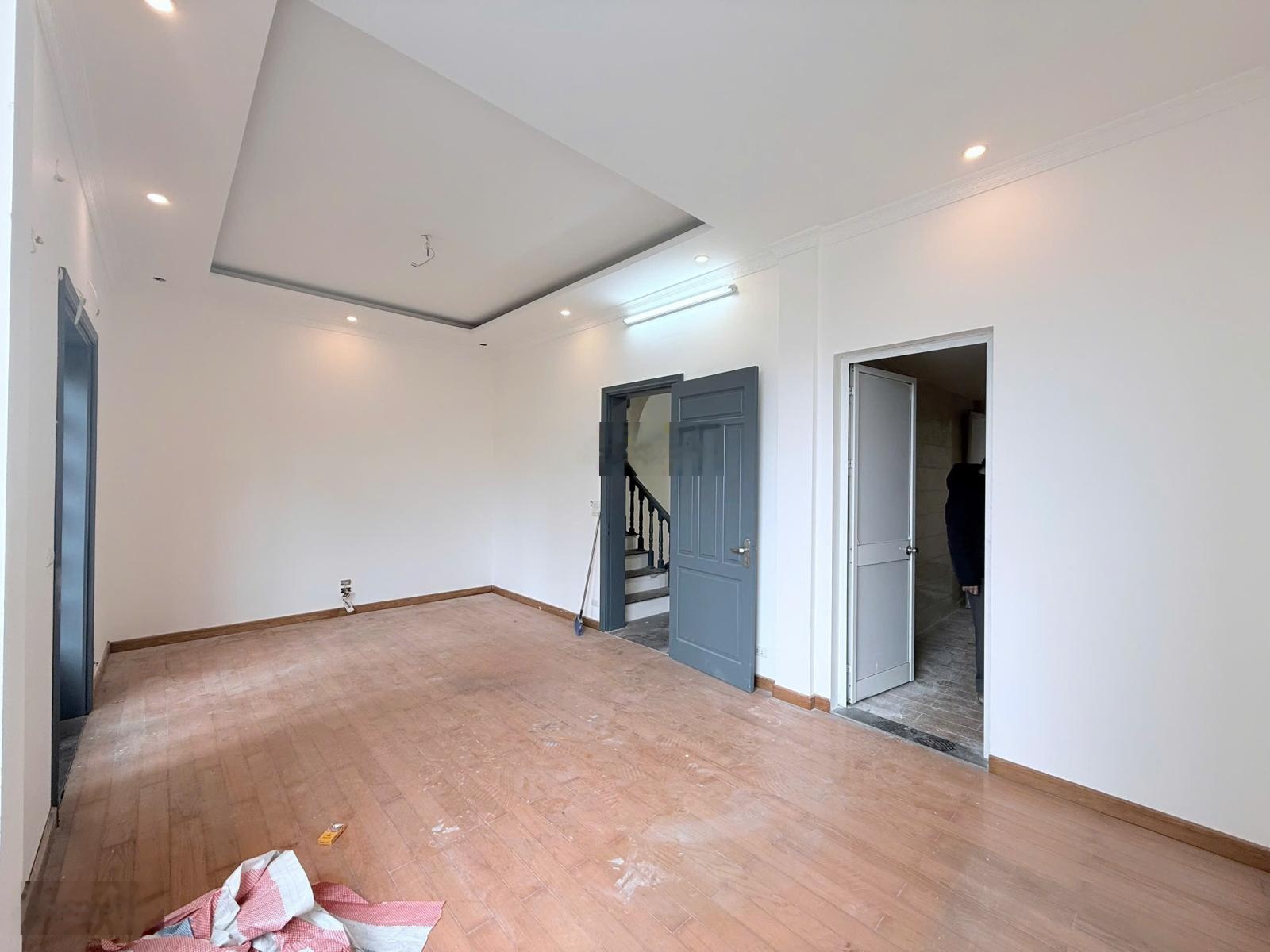 Cho thuê nhà mới đường Phạm Hùng - gần bến xe Mỹ Đình. DT 140m2, 4 tầng. Ô tô tránh đỗ